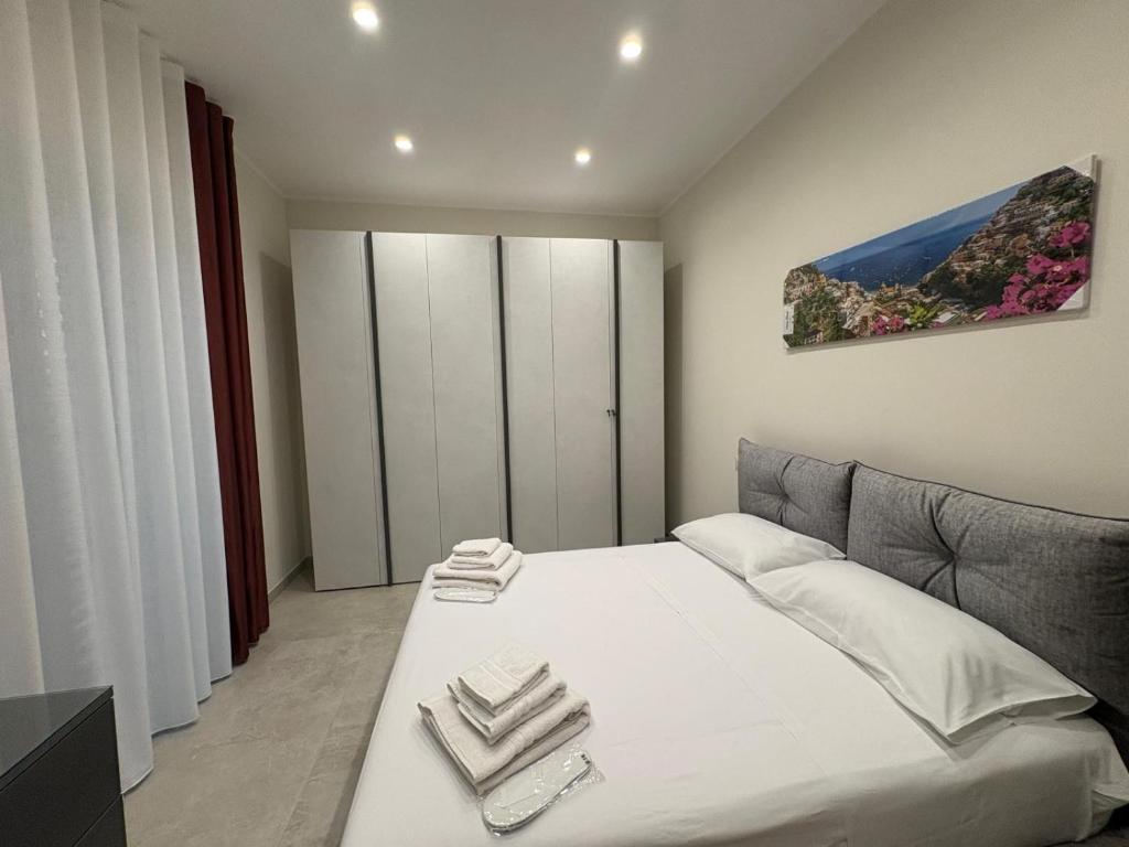a bedroom with a bed with towels on it at Casa Varone del Vesuvio in Torre Annunziata