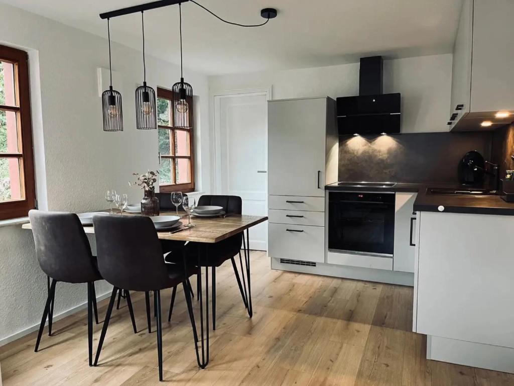 a kitchen with a table and chairs in a room at Ferienhaus Schmuckstück in Schiltach