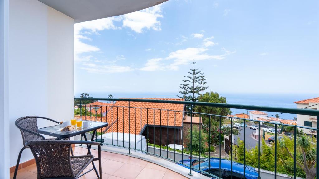 a balcony with a table and chairs and a view at Cliff Refuge by LovelyStay in Santa Cruz