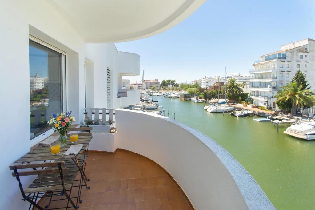 WELCS APARTAMENTO 407 EMP con vista al canal