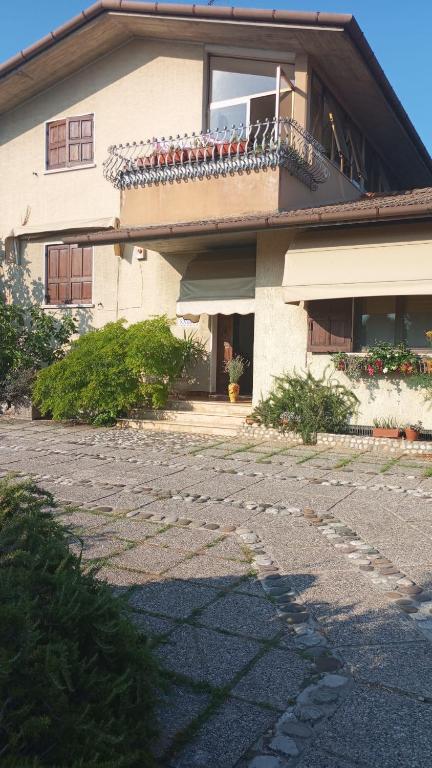 a building with a balcony with plants on it at Casa Rosmarina in Pieve di Soligo