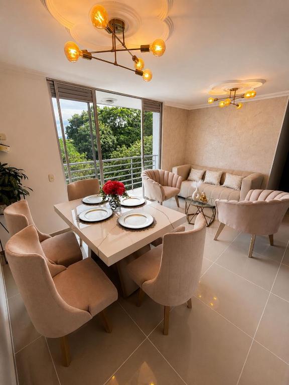 a dining room with a table and chairs at Espectacular Apto in Ibagué