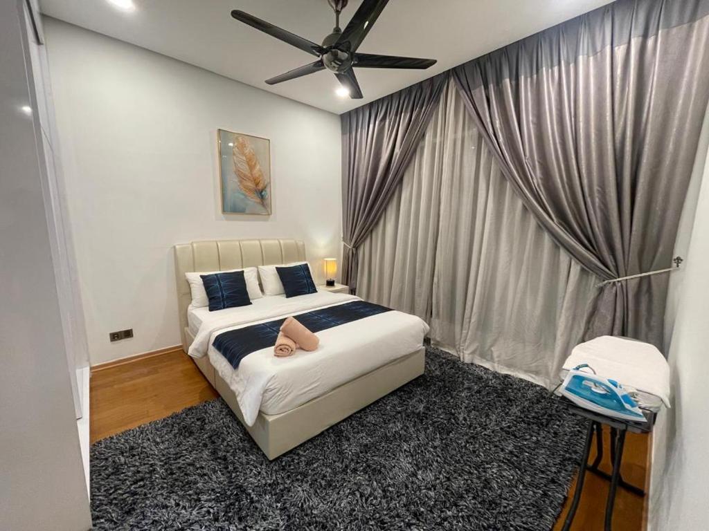 a bedroom with a bed and a ceiling fan at Soho Suites KLCC by Minsha in Kuala Lumpur
