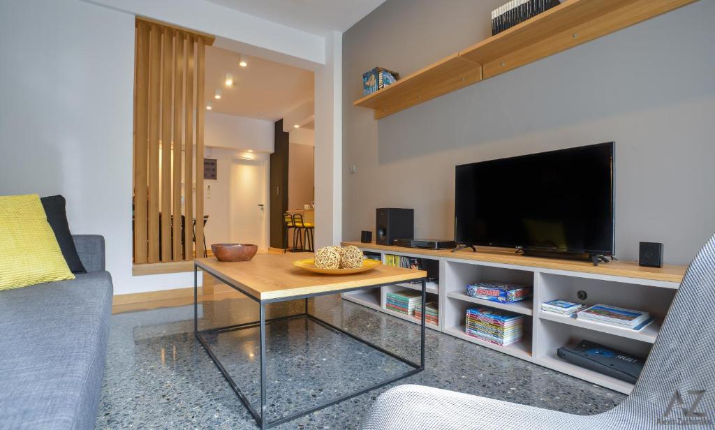 Televízia a/alebo spoločenská miestnosť v ubytovaní Phaedra Apartment