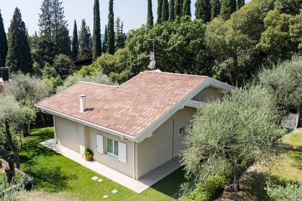 a small house with a brown roof at Casa 33 in Gardone Riviera