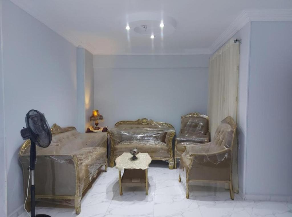 a living room with couches and a table at شقة سوبر لوكس ثلاث غرف بعين شمس الشرقية in Cairo