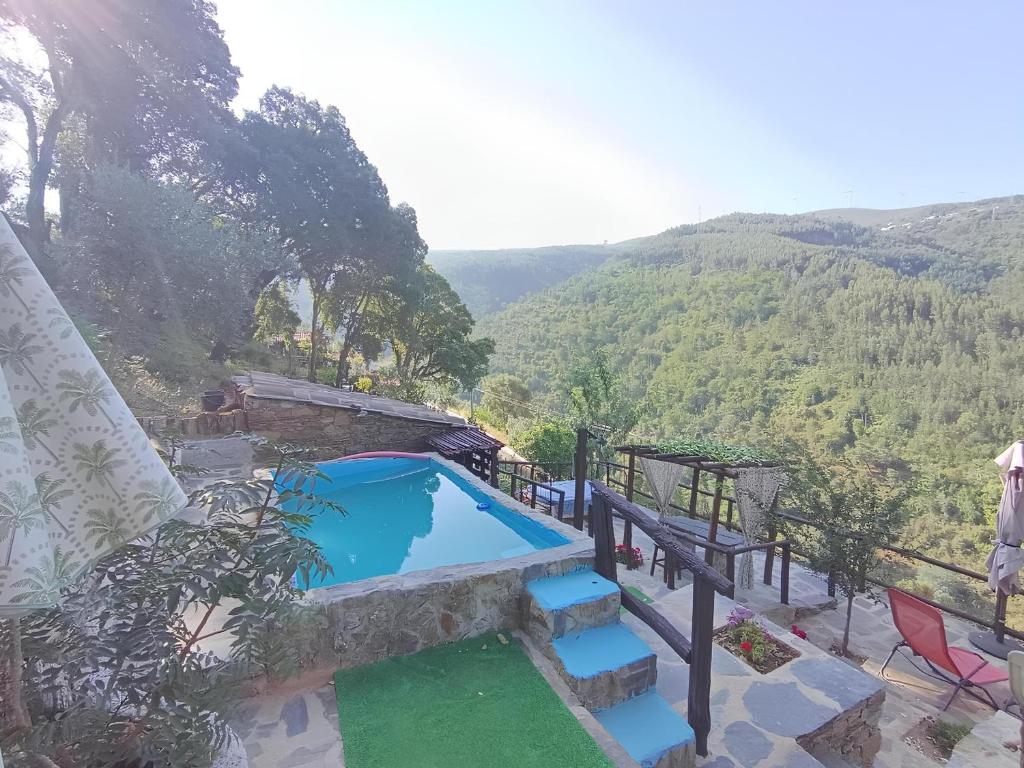 una piscina con vista sulle montagne di Ceira Cottage Refúgio Romântico com Tanque Privado a Góis