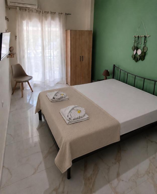 a bedroom with a bed with two towels on it at Ioannis Schinas Studios in Loutra Edipsou