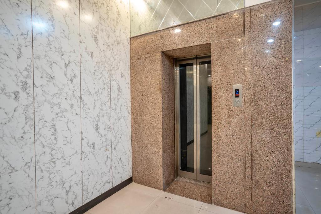 Itsy Hotels Golden Vista Near Noida City Centre — 5