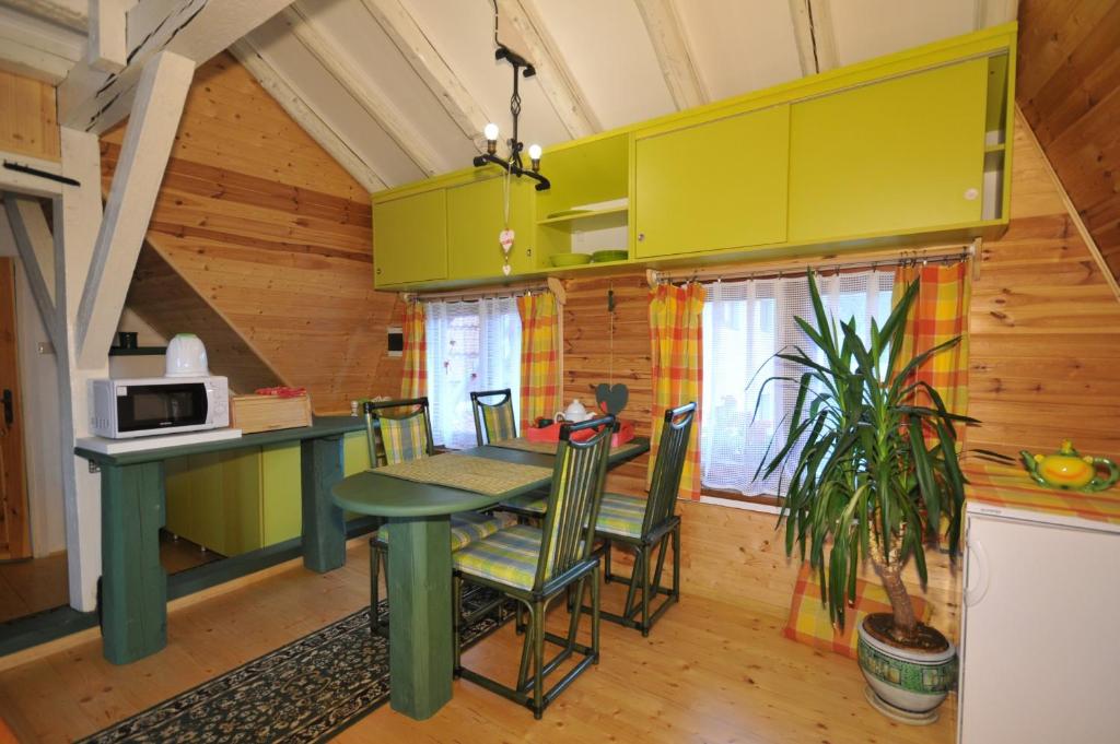 Apartmány u Maroša - 一居室公寓，阳台和山景