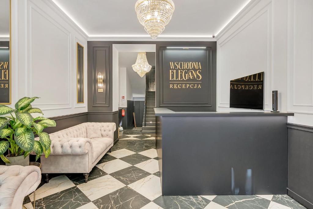 a living room with a couch and a table at WSCHODNIA ELEGANS Aparthotel in Łódź