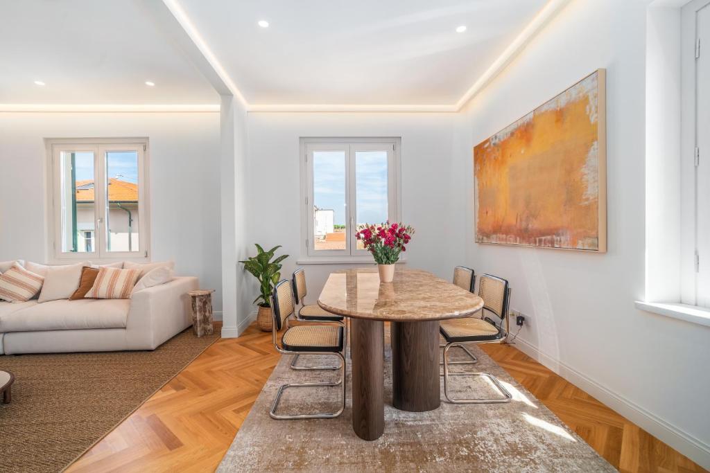 a living room with a table and chairs at Casa Lux Forte dei Marmi in Forte dei Marmi