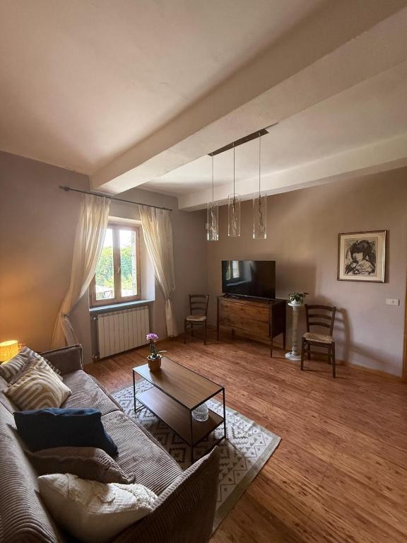a living room with a couch and a table at La curva del Serpente in Abbadia San Salvatore