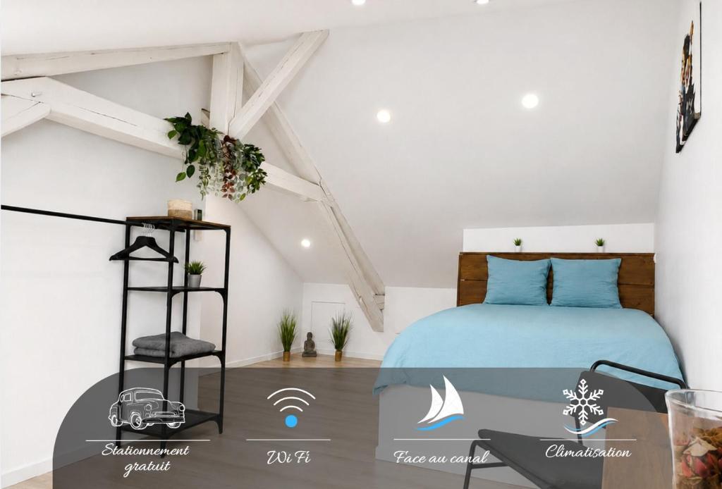 a bedroom with a bed and a car on the floor at Le temps d'une pause -1- in Cepoy