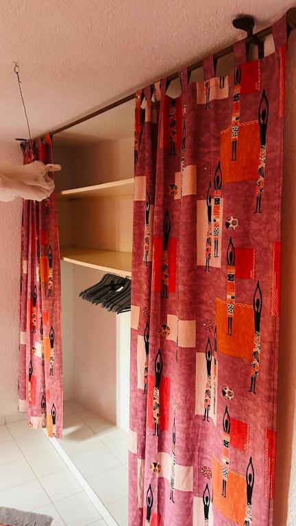 a room with red curtains in a room at villa fafa in Mbour