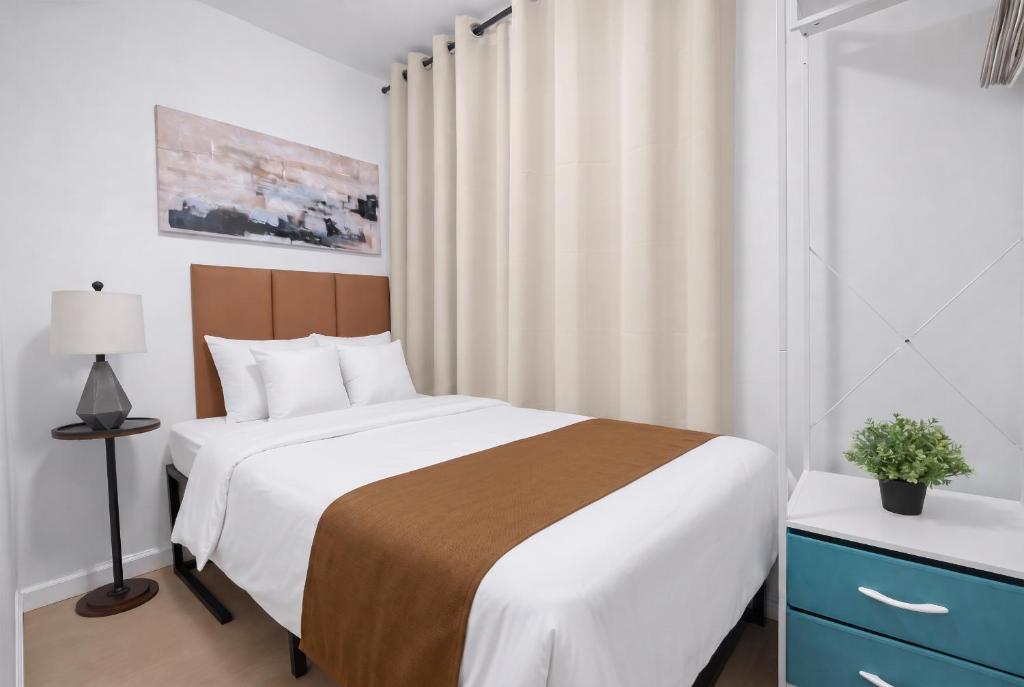a bedroom with a large bed and a window at Cozy 4BD Unit in Lower Manhattan in New York