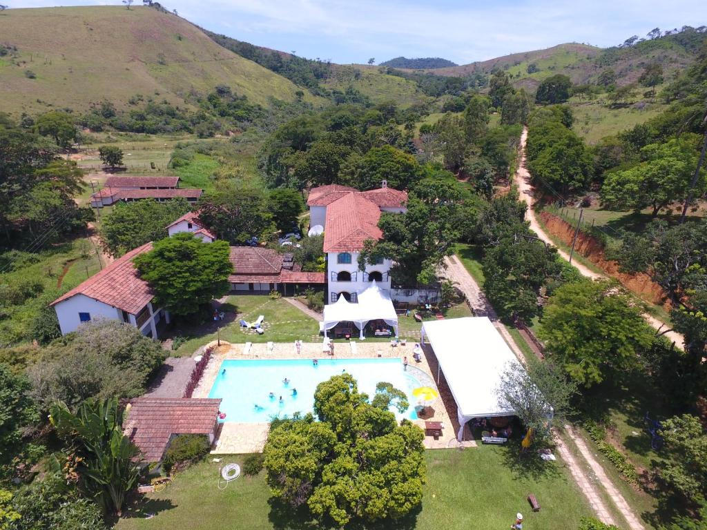 een luchtzicht op een huis met een zwembad bij Fazenda Hotel Jatahy in Cavaru