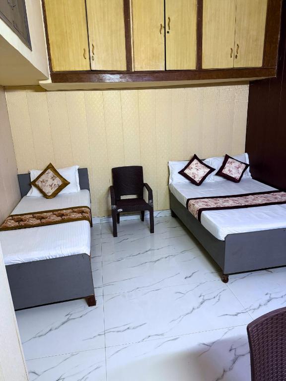 فضای داخلی S Pal Palace --Walk in Nizamuddin Railway Station در دهلی نو - تصویر ۳