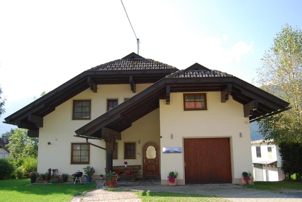 Biały dom z dachem gambrel w obiekcie Appartement Zweikofelblick w mieście Jenig