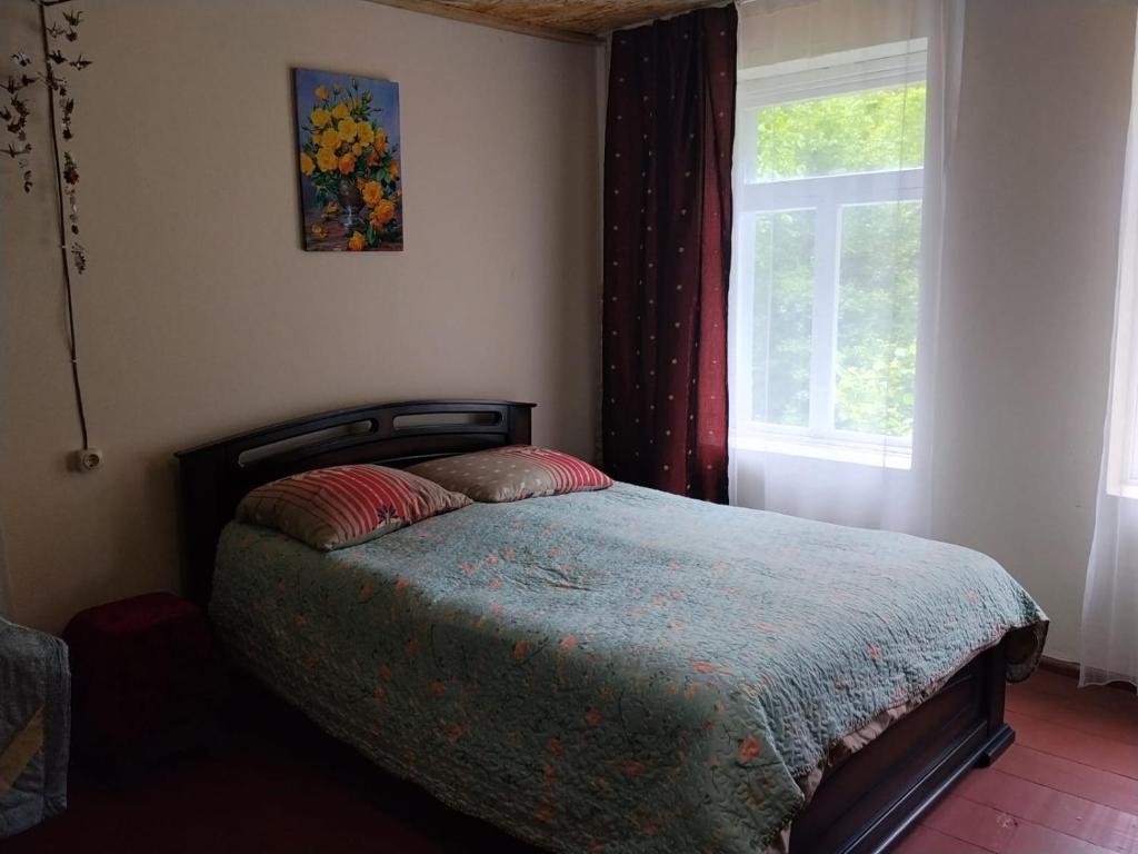 a bed in a bedroom with a window and a bedspread at Shios kari in Glola