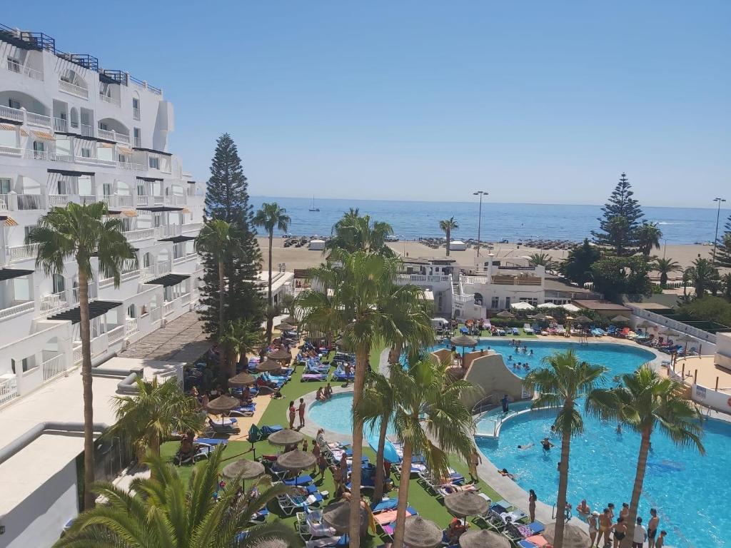 a resort with a swimming pool and a beach at Bahía Serena in Roquetas de Mar