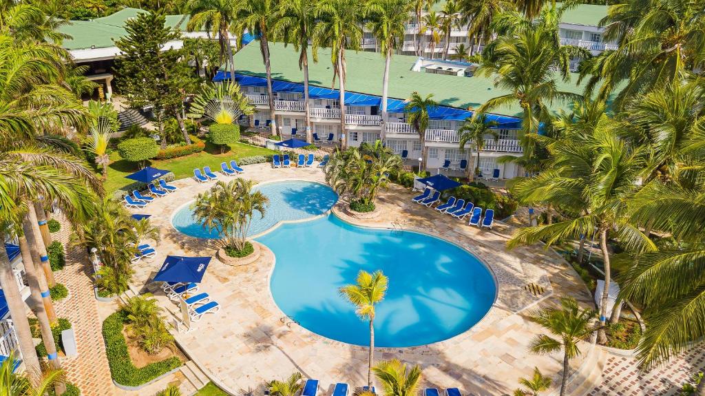 an overhead view of the pool at the resort at Decameron Marazul - All Inclusive in San Andrés