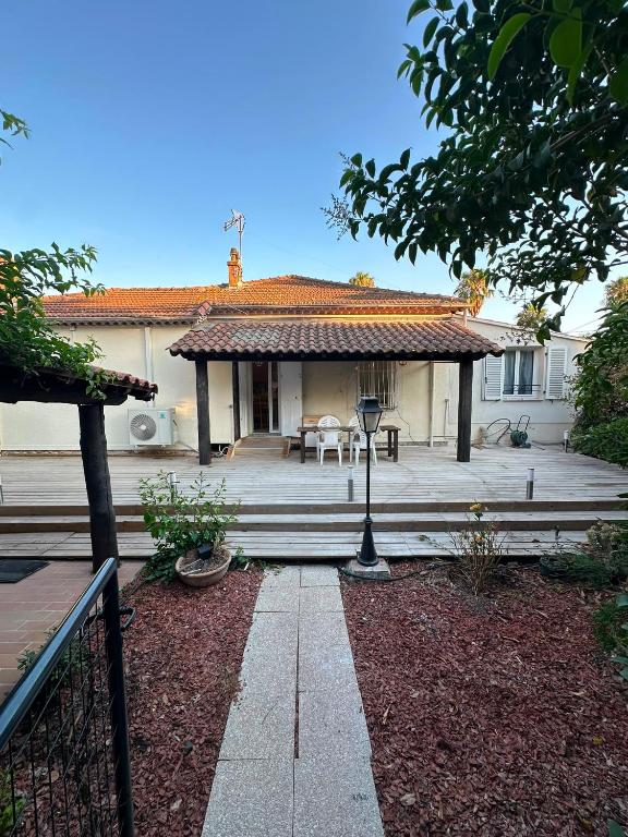 a house with a porch and a patio at Charmante villa in Hyères