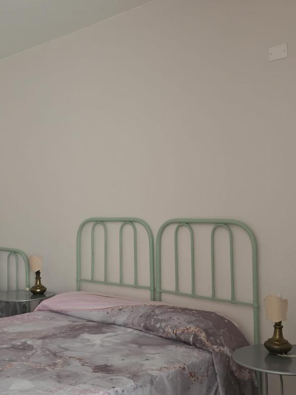 a bedroom with a bed and two tables with lamps at L'Angolo Rosa B&B in Piedimonte dʼAlife