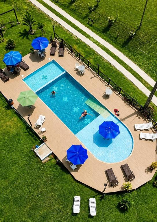 an overhead view of a swimming pool with umbrellas at Pousada Sítio da Floresta in Sana
