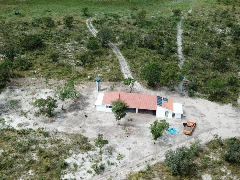 an aerial view of a house with a red roof at Hostel Itapiru in Mateiros