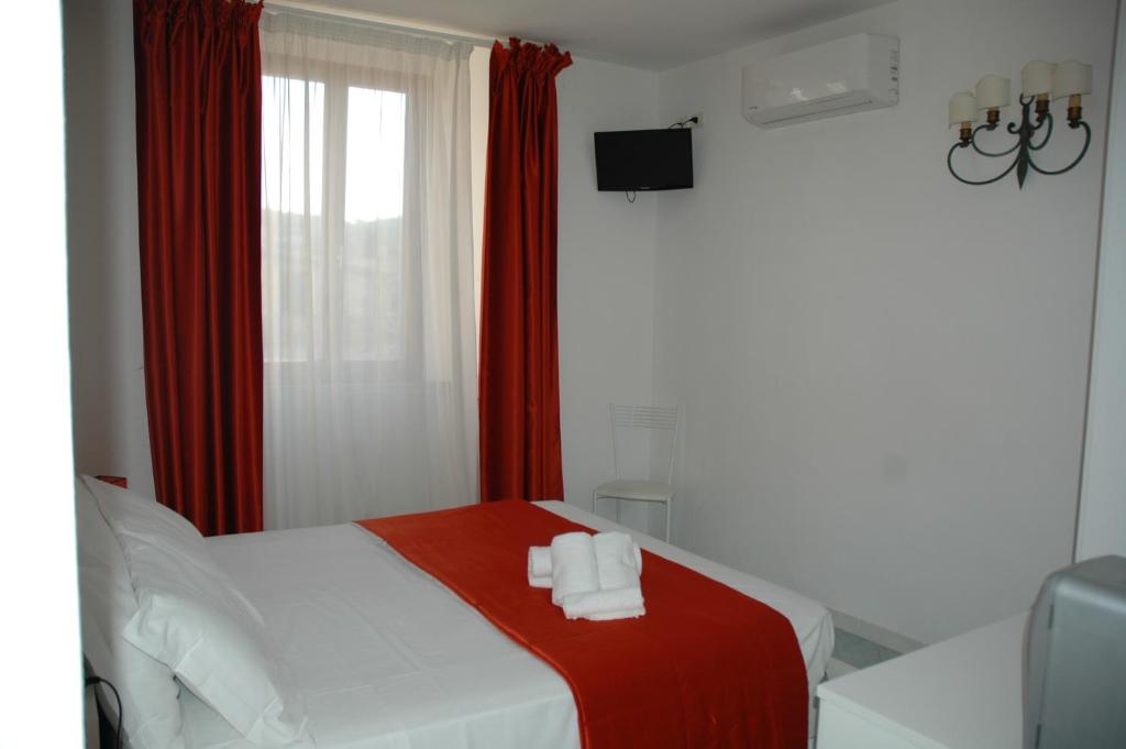 Postel nebo postele na pokoji v ubytování Albergo Dei 10 Colori
