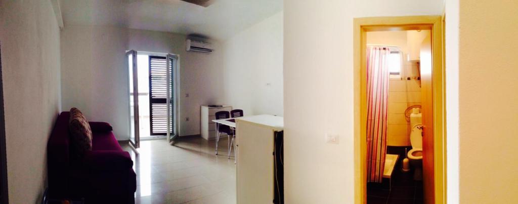 pokój z salonem i jadalnią w obiekcie Apartment Zvonko w mieście Metajna