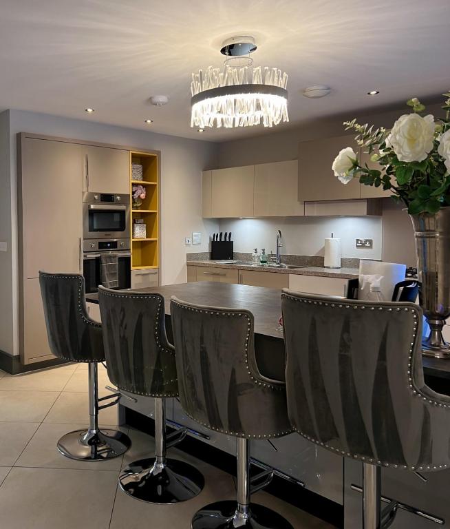 Luxury Durham Home, Sleeps up to 12, Free Parking - Four-Bedroom House