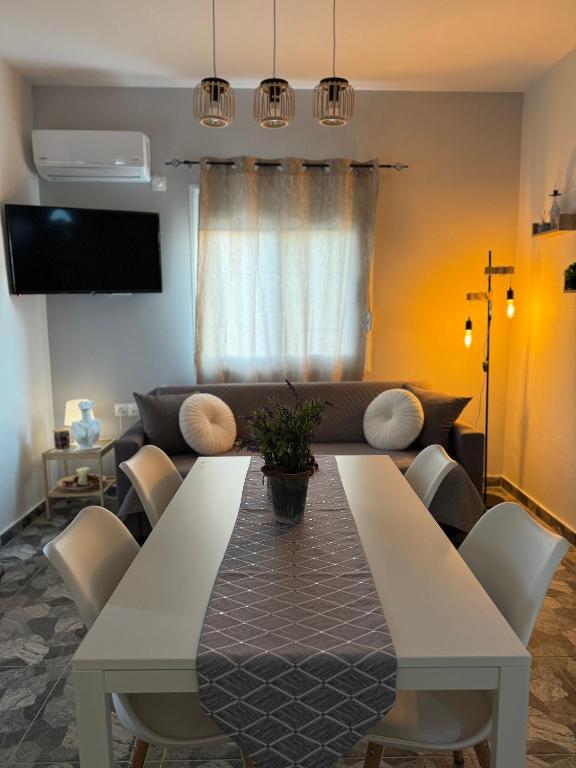 a living room with a table and a couch at Giannis Philoxenia in Kakí Vígla