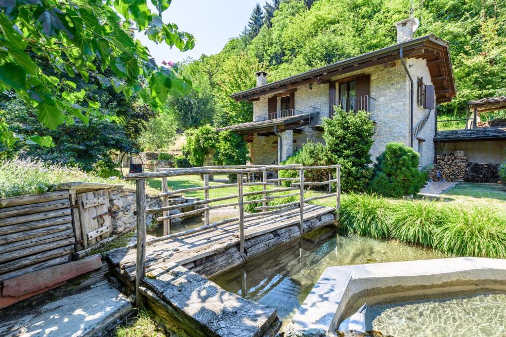 an external view of a house with a pond at Casa Buonumore in Gaiola