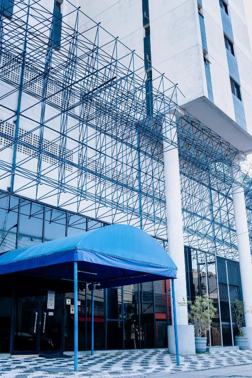 a blue tent in front of a building with scaffolding at Imperial Suzano Shopping Hotel in Suzano