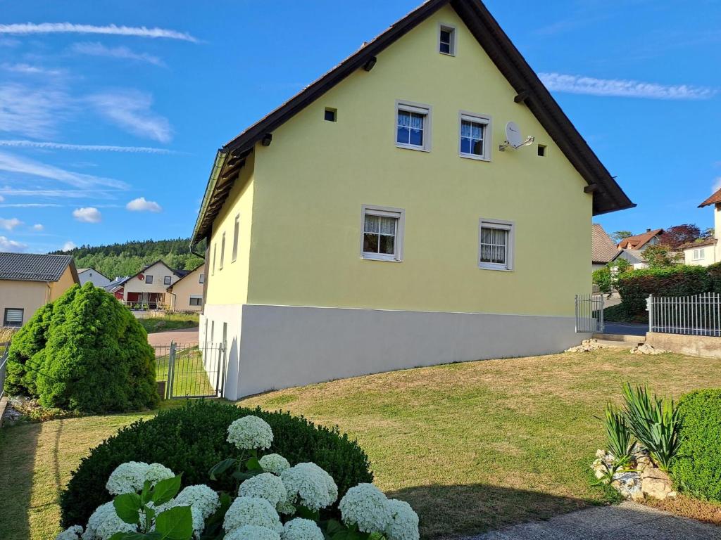 a yellow house with a black roof at Ferienhaus in der Nähe der Skipiste in Stadlern