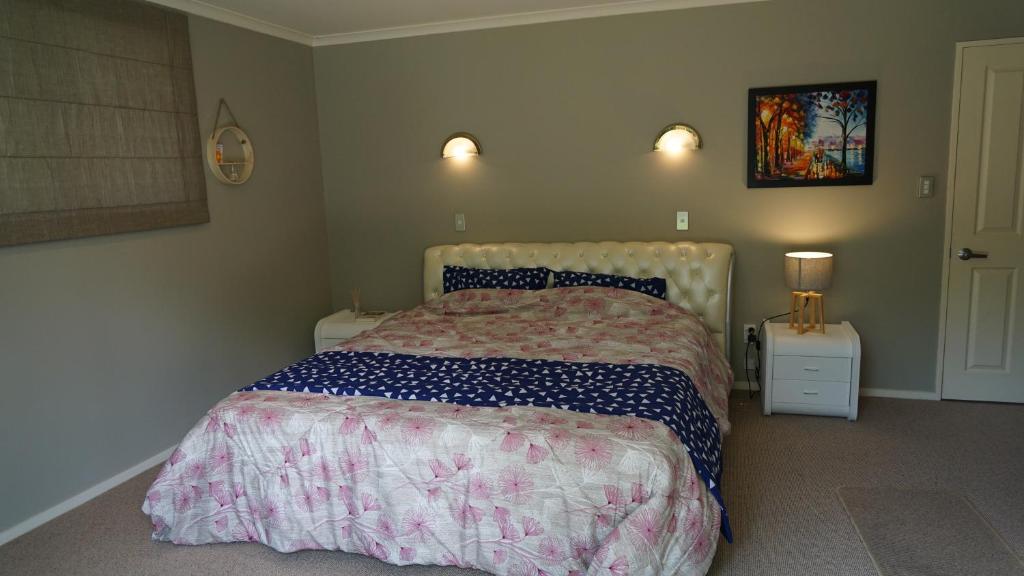 Postel nebo postele na pokoji v ubytování Makepeace Place Homestay