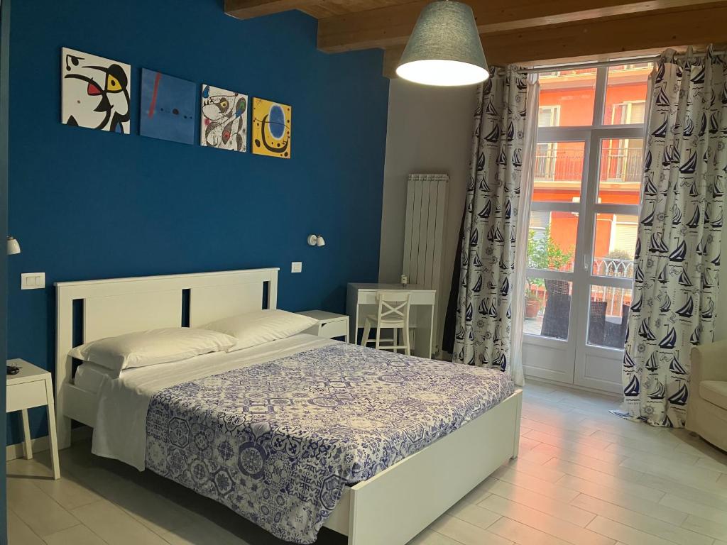 a bedroom with a bed and a blue wall at Sagittabondo in Campobasso