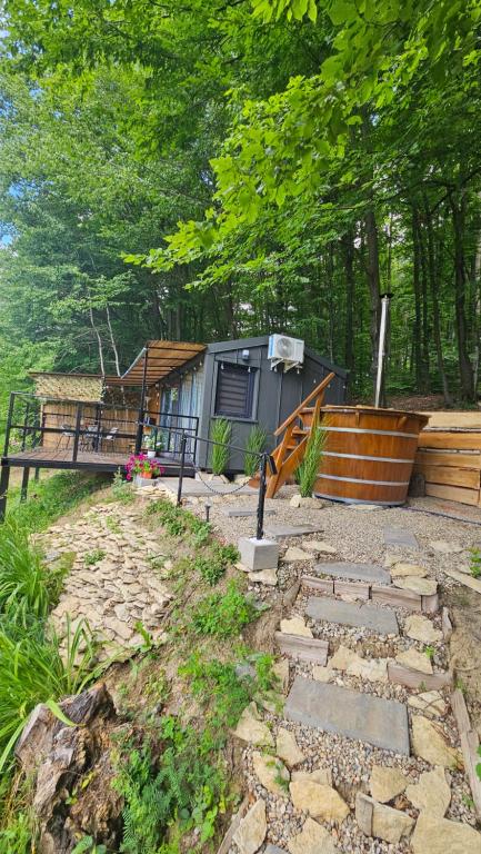 a tiny house in the middle of a forest at Căsuța din pădure KSIM in Curtea de Argeş