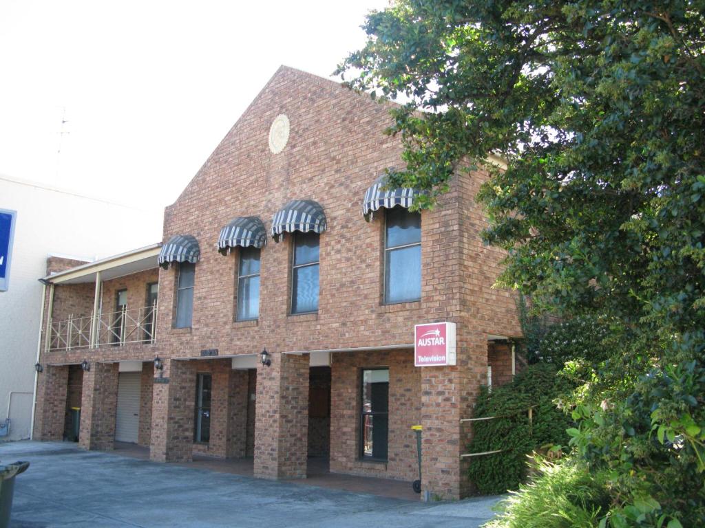 a brick building with a sign in front of it at Bakery Hill Motel in Ballarat