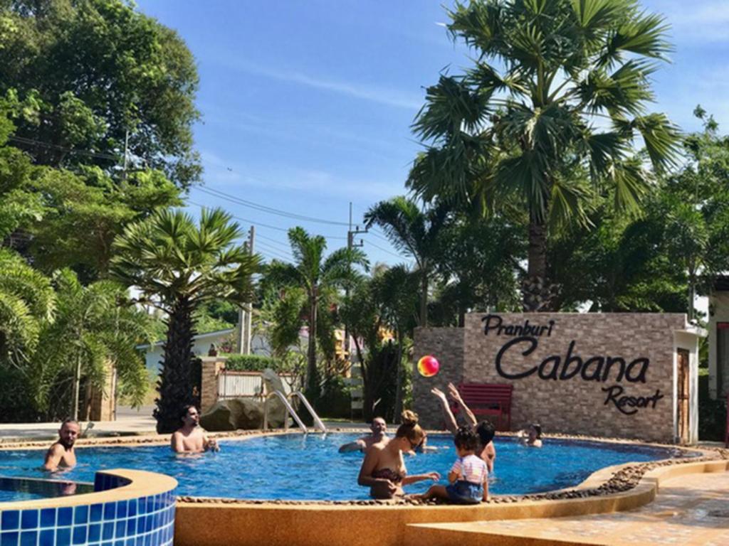 Bazén v ubytování Pranburi Cabana Resort nebo v jeho okolí