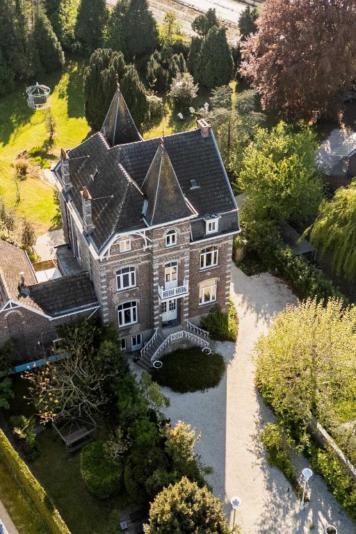 an aerial view of a large house with a yard at Historisch herenhuis voor 12 personen met volledig ommuurde tuin in Oudenaarde