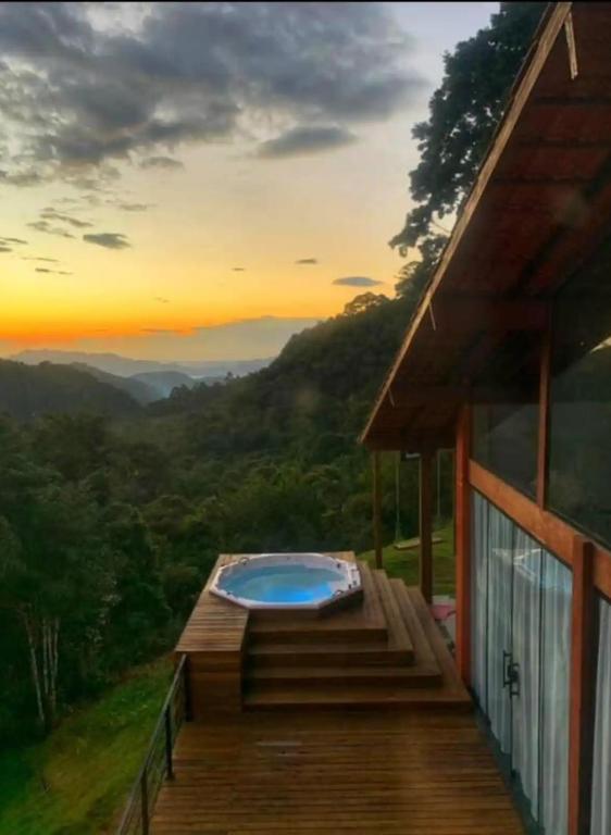 a pool on a deck with a view of the mountains at Casa 3 Quartos Recanto Buritis in Santa Teresa