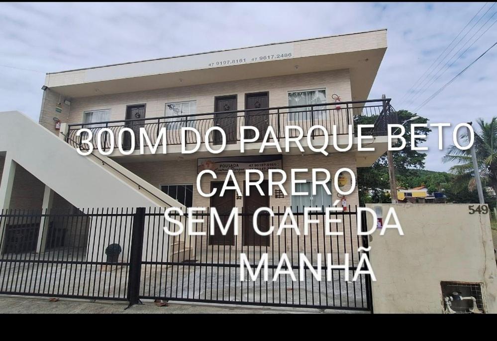 a building with a sign that readsoya do parapa beforeancaancaancaanca at Pousada Central Parque in Penha