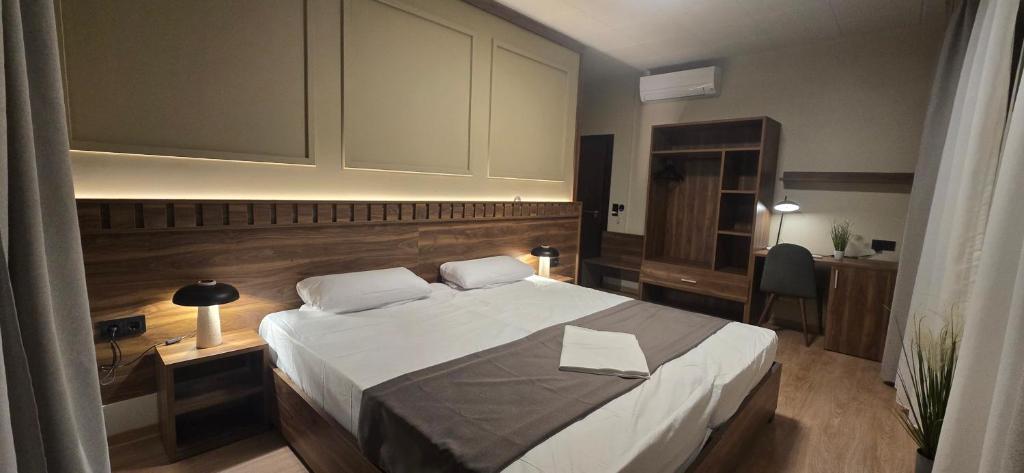a bedroom with a bed and a desk with a chair at Drei Schweizer Hotel in Neuwied