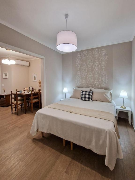 ein Schlafzimmer mit einem großen Bett und ein Esszimmer in der Unterkunft Cerere Suite in Biccari