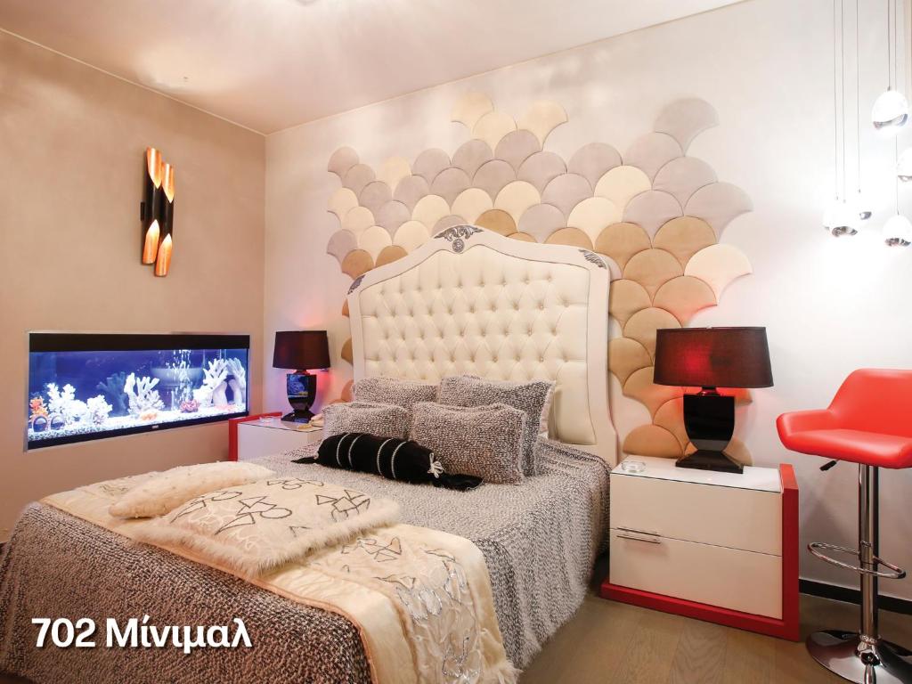 ein Schlafzimmer mit einem großen Bett und einem Fernseher in der Unterkunft Hotel Priamos-Αdults Only in Athen