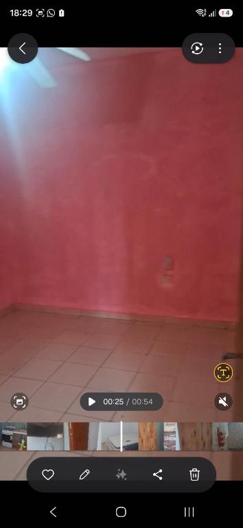 a television screen showing a room with a red wall at Francolini dptos in La Banda