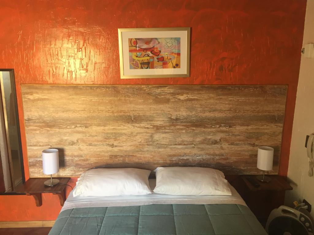 Postel nebo postele na pokoji v ubytování Tikay Suite Hotel